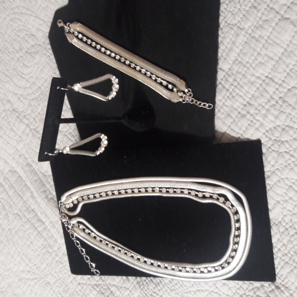 Stuning set metal/rhinestones looks like platinum and diamonds perfect condition